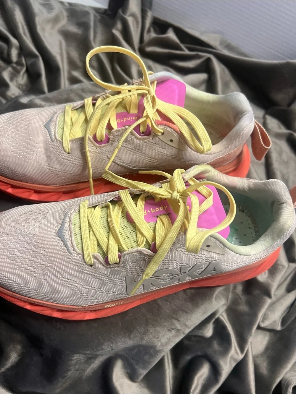 Hoka One One Elevon unisex nude/ Pink & Yellow Accents 8.5W. 7.5M